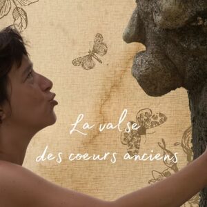 Le visuel du spectacle montre Cindy Sneessens face à une figure humaine en bois.